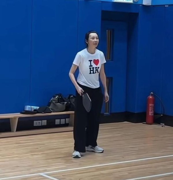 惠红网 60岁张曼玉活力打球惊艳全网，素颜皱纹却成迷人标志？